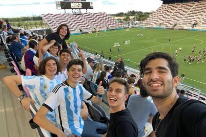 Hinchas argentinos en el Hard Rock Stadium de Miami; allí se disputará la final