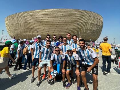 Hinchas argentinos en las inmediaciones del estadio de Lusail, antes del debut mundialista de la Selección