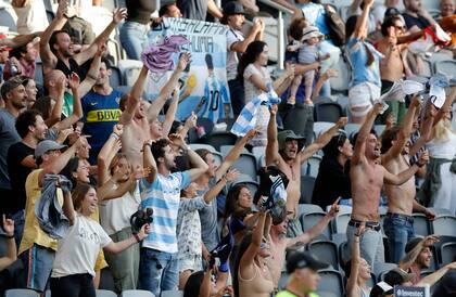 Hinchas argentinos en las tribunas festejan el triunfo de Los Pumas.