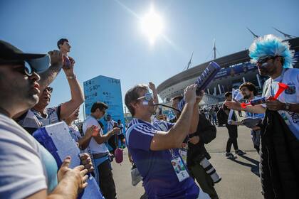 Hinchas argentinos en los alrededores del Estadio de San Petersburgo
