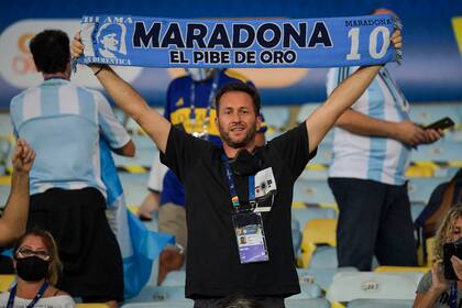 Hinchas argentinos esperan el comienzo de la final de la Copa América en el estadio Maracaná. Son 2200, todos con PCR negativo y con sus credenciales gratuitas entregadas por la Conmebol.