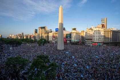 Hinchas argentinos festejan frente al Obelisco de Buenos Aires la victoria de la selección de su país sobre Croacia en las semifinales del Mundial, el martes 13 de diciembre de 2022 (AP Foto/Víctor R. Caivano)