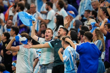 Hinchas argentinos festejan la victoria ante Croacia por las semifinales de la Copa del Mundo