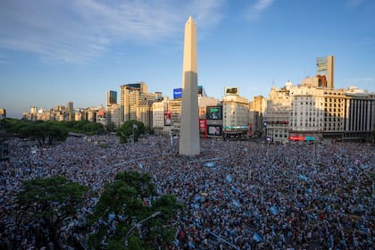 Hinchas argentinos festejaronn frente al Obelisco de Buenos Aires la victoria de la selección sobre Croacia en las semifinales del Mundial, el martes 13 de diciembre de 2022 (AP Foto/Víctor R. Caivano)