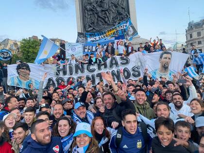 Hinchas Argentinos  hicieron una colecta para comprar la bandera de 10 metros con las imágenes de Maradona y Messi y los bombos