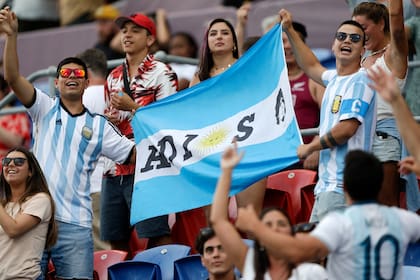 Hinchas argentinos muestran una bandera con la leyenda "AD10S" y la imagen de Diego Maradona antes del partido entre Los Pumas y los All Blacks por el Tri-Nations en Newcastle, Australia.
