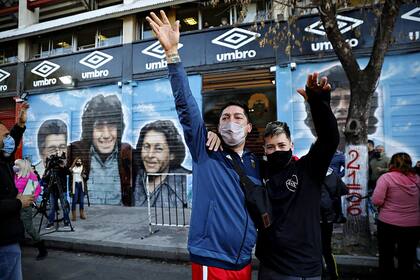 Hinchas celebran los 35 años del gol de Maradona a la selección inglesa, en los alrededores del Estadio de Argentinos Juniors