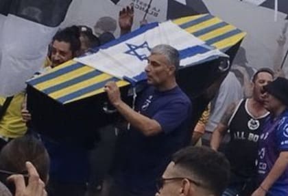 Hinchas de All Boys portan un féretro con los colores de Atlanta y la bandera de Israel