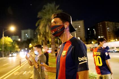 Hinchas de Barcelona en las calles de la ciudad con la camiseta de Barcelona, en la noche del martes