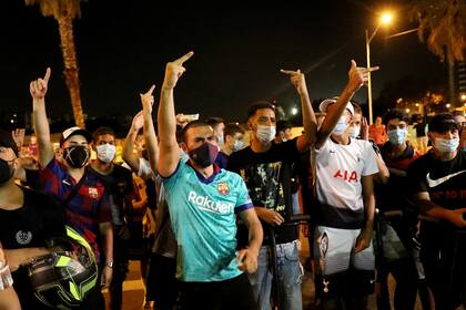 Hinchas de Barcelona protestan frente a la Ciudad Deportiva contra la Junta Directiva que encabeza el presidente, Josep María Bartomeu.