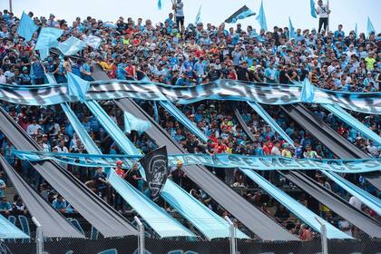 Hinchas de Belgrano durante el partido que disputaron Brown de Adrogué y Belgrano de Córdoba.