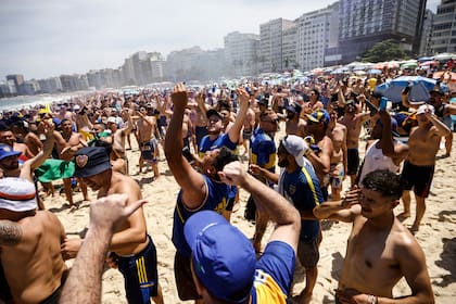 Hinchas de Boca aguardan por el banderazo en la playa de Copacabana
