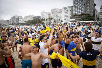 Hinchas de Boca en las playas de Copacabana