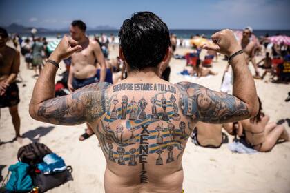 Hinchas de Boca esperando que arranque el banderazo en la playa de Río de Janeiro