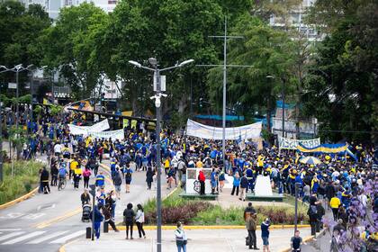 Hinchas de Boca se reunieron en Parque Lezama y marcharon a La Bombonera en protesta por la suspensión de las elecciones