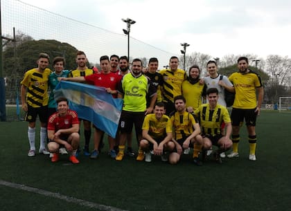 Hinchas de Borussia Dortmund y su archirrival Bayern, después del primer amistoso que sostuvieron y que terminó 23-3 en favor de los de negro y amarillo.