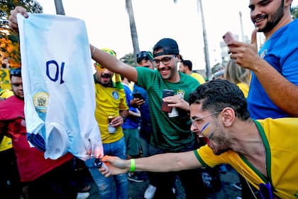 Hinchas de Brasil queman una camiseta de la selección argentina, en Belo Horizonte