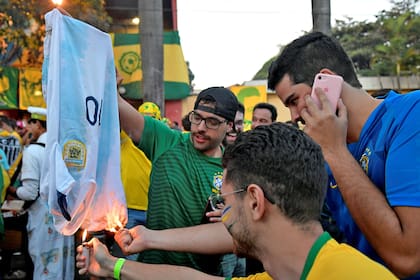 Hinchas de Brasil queman una camiseta de la selección argentina, en Belo Horizonte