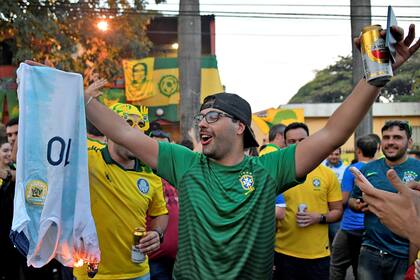 Hinchas de Brasil queman una camiseta de la selección argentina, en Belo Horizonte