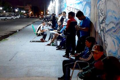 Hinchas de Central Córdoba aguardan para comprar su ticket para el partido del domingo contra Boca, en Santiago del Estero.