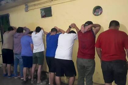 Hinchas de Cerro Porteño detenidos tras utilizar pirotecnia en los alrededores del hotel de River.