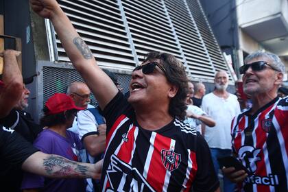 Hinchas de Chacarita se sumaron a la movilización de jubilados frente al Congreso