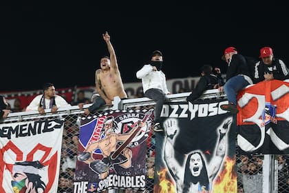 Hinchas de Colo Colo subidos al acrílico del Monumental demoraron el reinicio del partido con River y parecieron desconcertar a sus jugadores, que les pidieron bajarse.