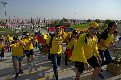 Hinchas de Ecuador hacen fila para entrar al Estadio Al-Bayt para ver el partido inaugural del Mundial Qatar 2022