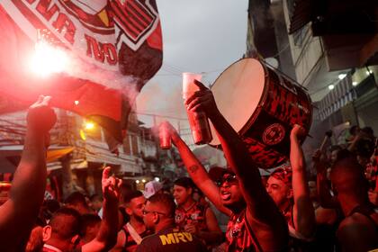 Hinchas de Flamengo alentando desde Rio de Janeiro