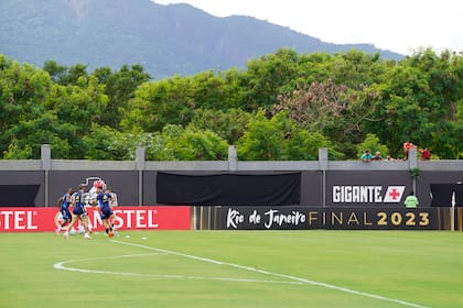 Hinchas de Flamengo observan el entrenamiento de Boca en el centro del Vasco da Gama