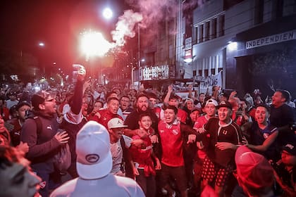 Hinchas de Independiente se congregan frente a la sede del club, en Avellaneda.