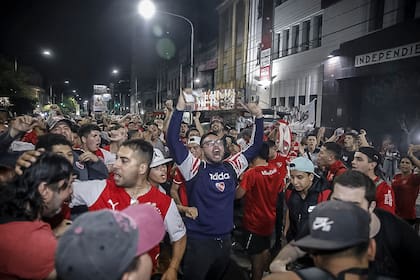 Hinchas de Independiente se congregan frente a la sede del club, en Avellaneda.
