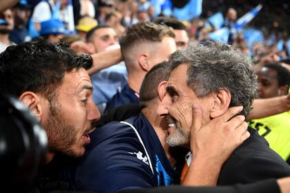 Hinchas de Montpellier abrazan al presidente Altrad en medio de la euforia de ser campeones de Francia por primera vez, gracias al contundente 29-10 en la final sobre Castres Olympique.