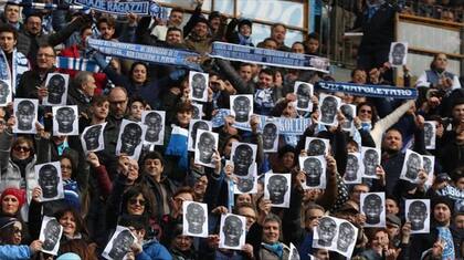 Hinchas de Napoli con la cara de Kalidou Koulibaly, en respaldo tras sufrir racismo