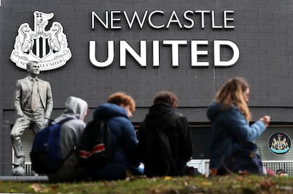 Hinchas de Newcastle, afuera del estadio del club, ansiosos por el acuerdo, el 7 de octubre de 2021