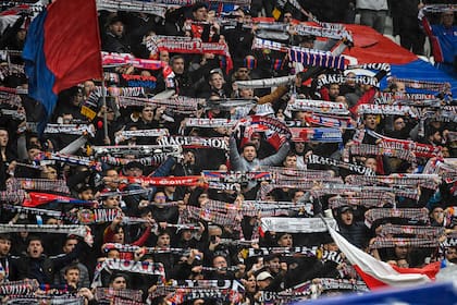 Hinchas de Olympique de Lyon en el partido ante Monaco