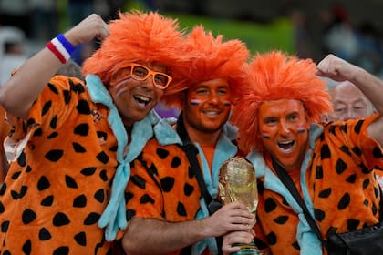 Hinchas de Países Bajos esperan la inicio de un partido de fútbol ante en el Estadio Al Thumama, en Doha