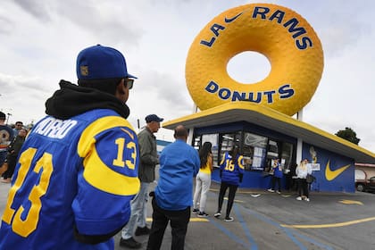 Hinchas de Rams hacen cola frente al icónico Randys Donuts Inglewood: esta noche se juega el Super Bowl 2019 entre Los Ángeles Rams vs New England Patriots