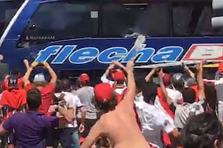 La visión del NY Times: la pasión de los hinchas se convierte en espanto