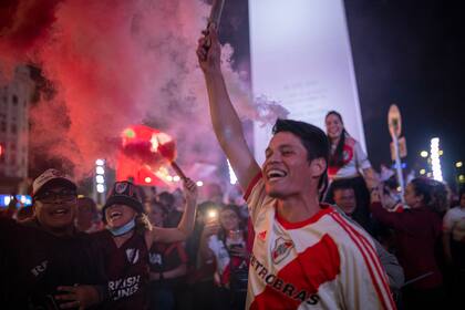 Hinchas de River celebran en el centro porteño tras vencer por 4 a 0 a Racing y coronarse campeones del fútbol argentino