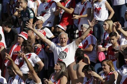 Hinchas de River empiezan a llenar el estadio