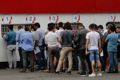 Hinchas de River retiran sus localidades
