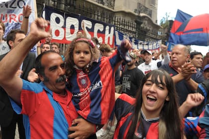 Hinchas de San Lorenzo festejan en las calles de Boedo