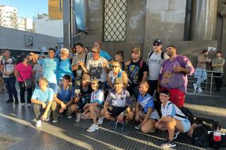 Sin barras, los hinchas se hicieron presentes para apoyar al jubilado de Chacarita