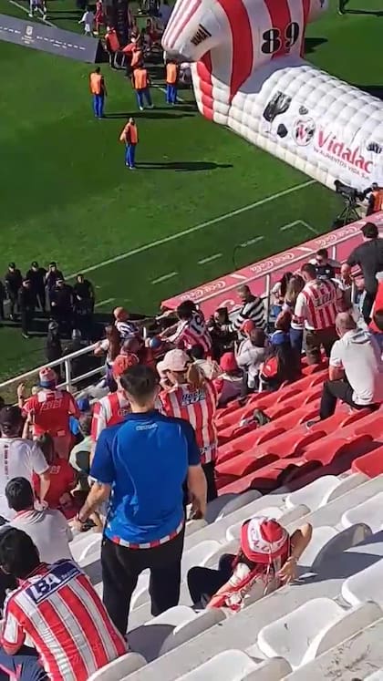 Hinchas de Unión agredieron a periodistas y se enfrentaron con la policía durante la caída por 2-0 contra Sarmiento, este lunes, en el estadio 15 de Abril; Unión vive momentos de convulsión.