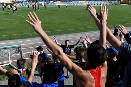 Hinchas del Kafa Feodosia en la tribuna alentando a su equipo