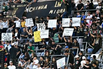 Hinchas en otras secciones del BMO Stadium mostraron carteles con lemas como "Immigrants make America" y "Cuando la injusticia se convierte en ley, la resistencia se convierte en deber"