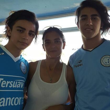 Hinchas fanáticos de Belgrano, Blas se llevó la camiseta con él.
