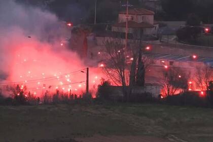 Hinchas frente al campo de entrenamiento de Marsella