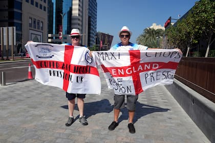 Hinchas ingleses afuera del estadio Internacional Jalifa esperan por el partido entre Inglaterra e Irán